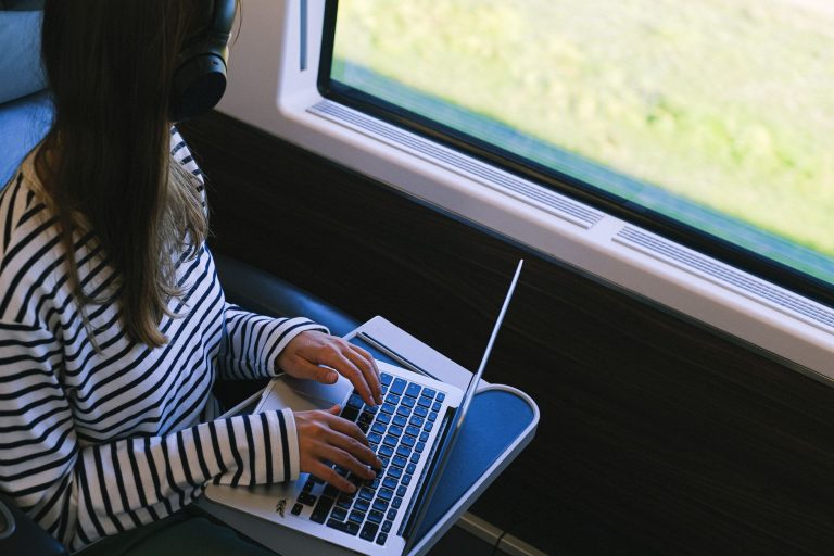Empregos que Permitem Trabalhar Enquanto Viaja: Uma Análise Completa