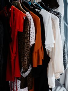 O impacto das redes sociais nas decisões de compras de moda: como influenciam o consumidor