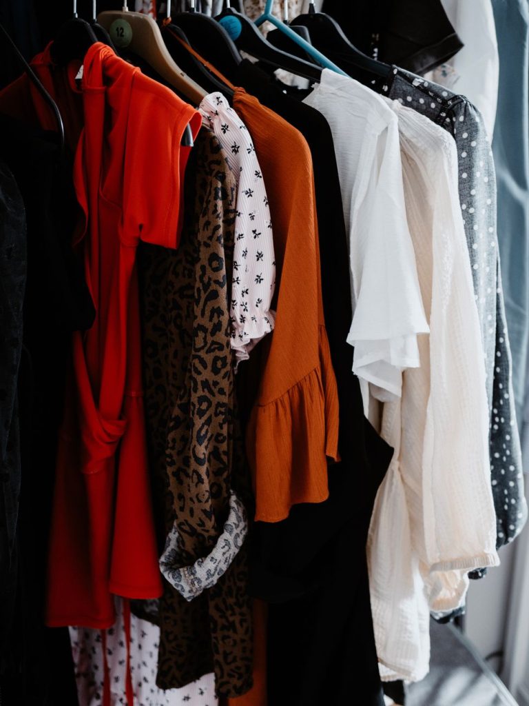 O impacto das redes sociais nas decisões de compras de moda: como influenciam o consumidor